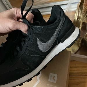 Nike Wmns Internationalist 'Black' AT0075-001 8.5